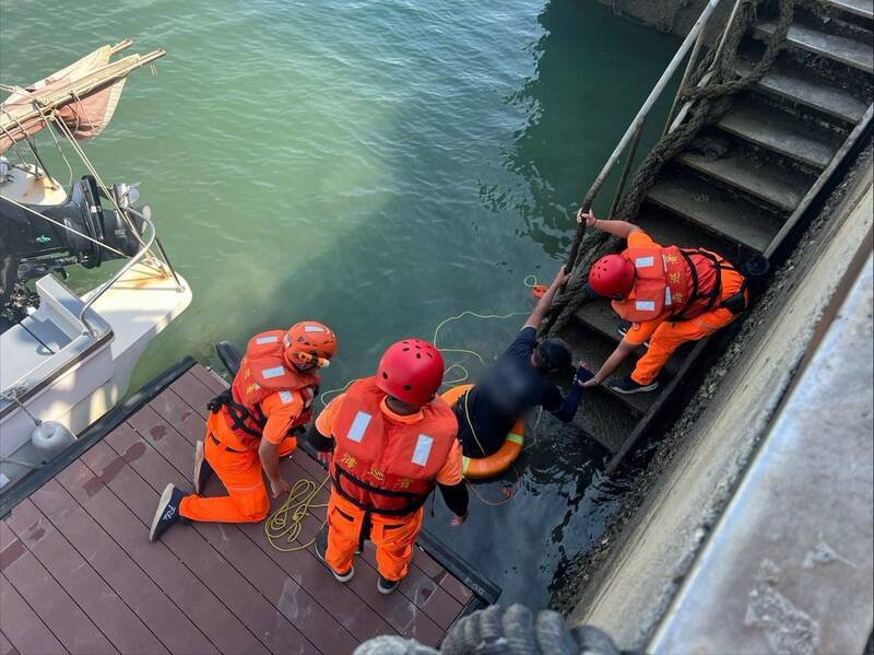 男子失足落水，海巡获报救起。（海巡署提供）
