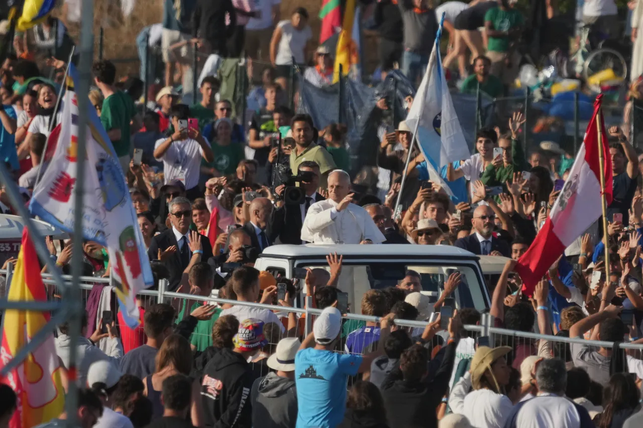 良十四世搭乘教宗座车被簇拥进现场。 美联社 良十四世搭乘教宗座车被簇拥进现场。 美联社