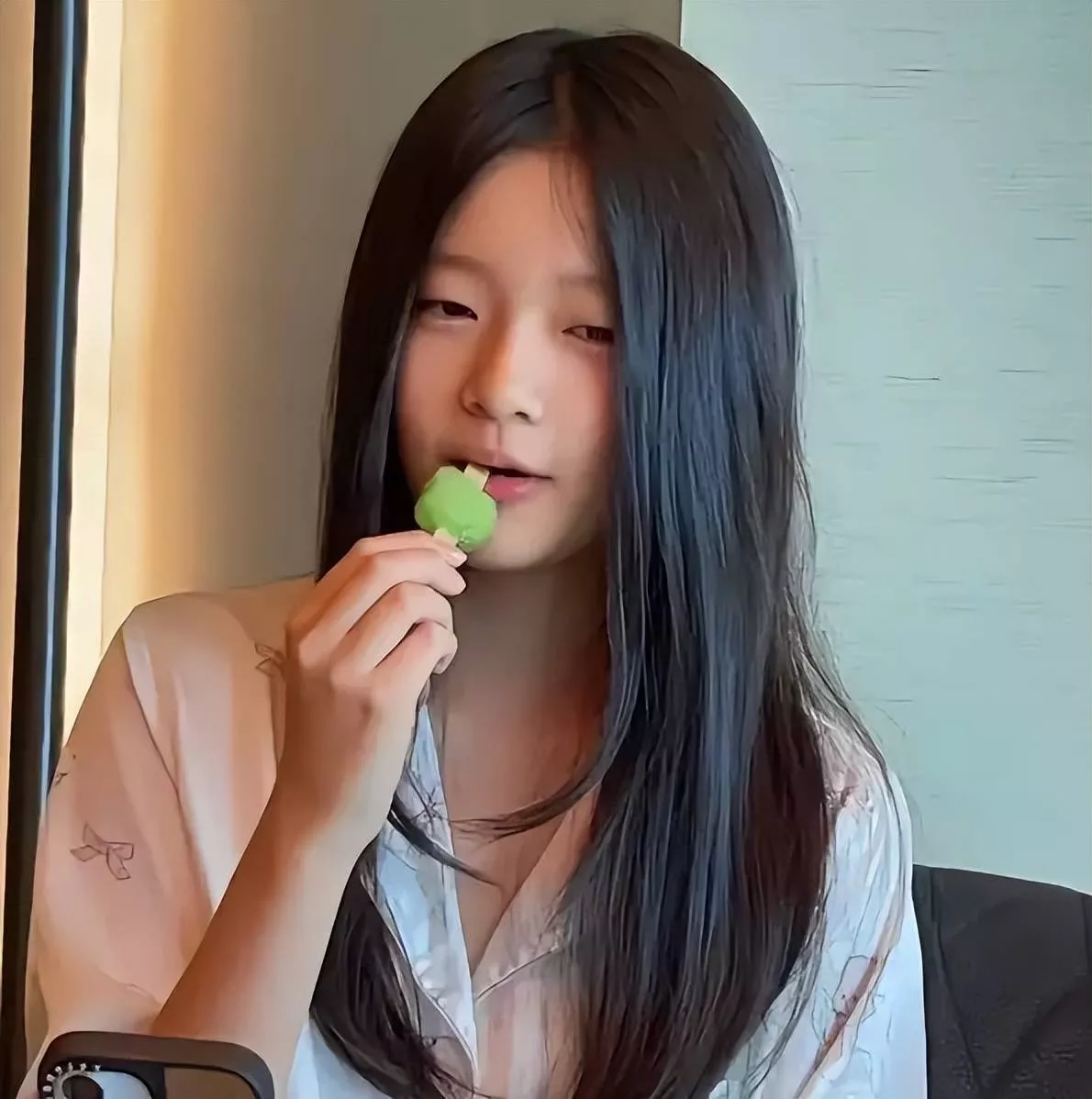 11岁小玥儿居家吃雪糕悠闲自在,五官神态简直大S翻版