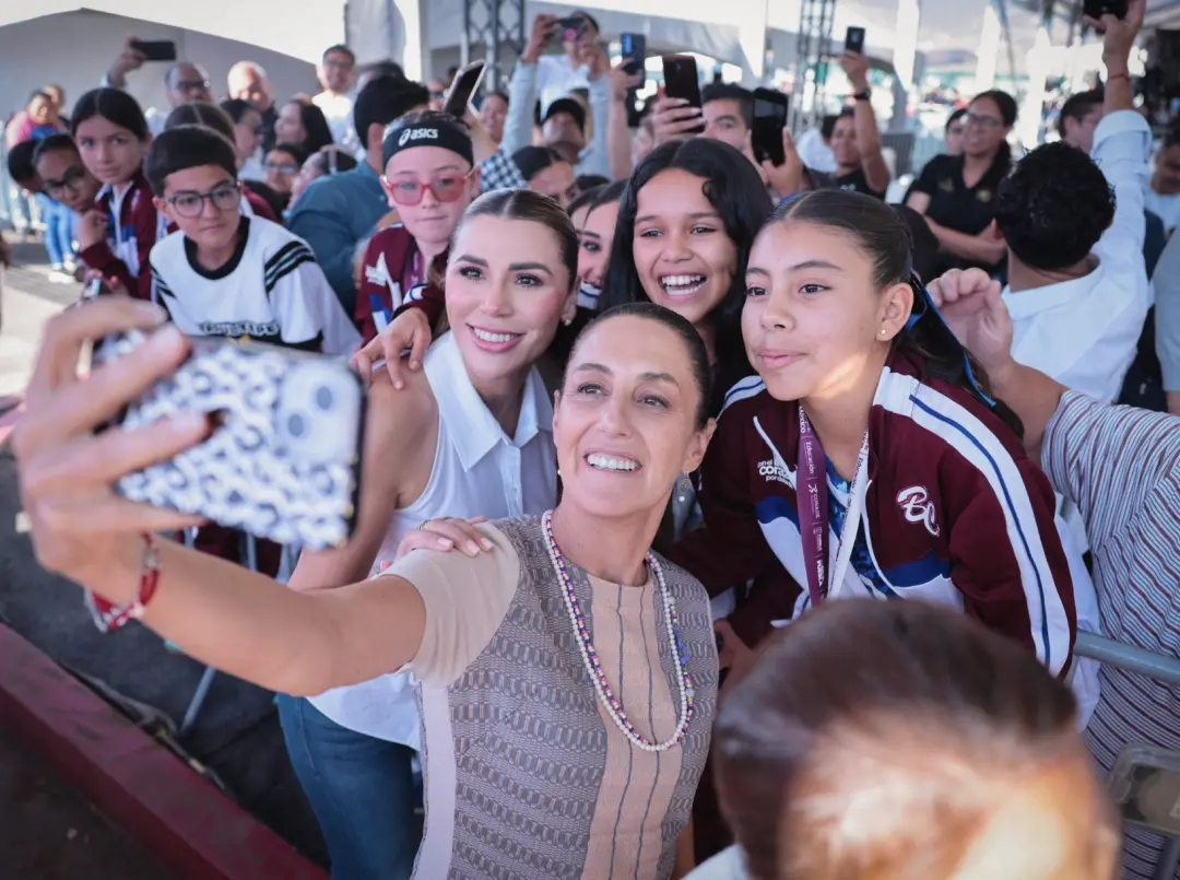 ·辛鲍姆与墨西哥民众合影。