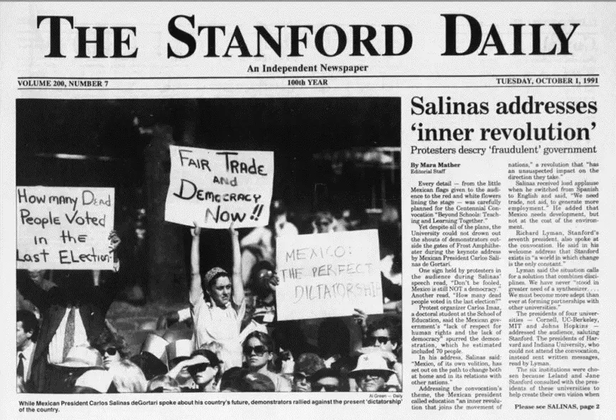 ·辛鲍姆(中)手举抗议牌的照片曾登上报纸。