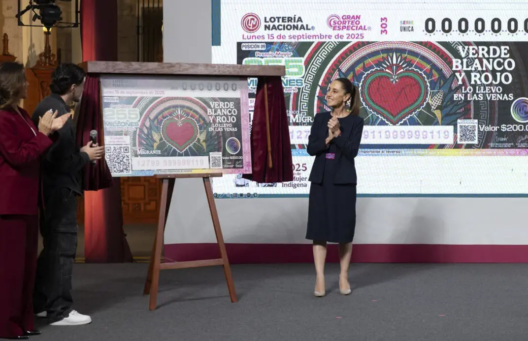 ·辛鲍姆(右)宣布发行国家彩票。