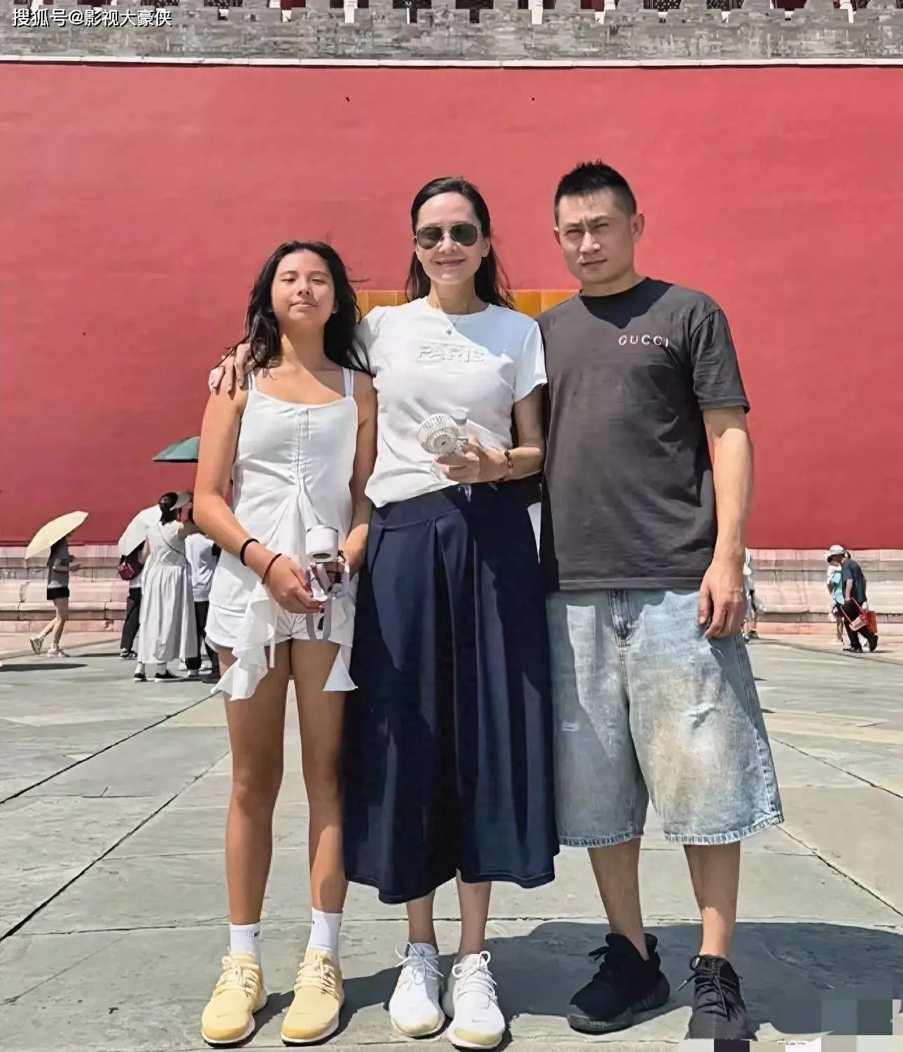 51岁郭羡妮一家北京旅游,老公暖心为其撑伞