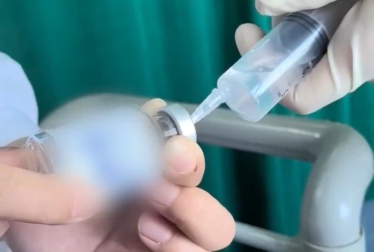 全球首个用于渐冻症的精准治疗药物在湖北武汉完成首针注射。 （湖北日报）