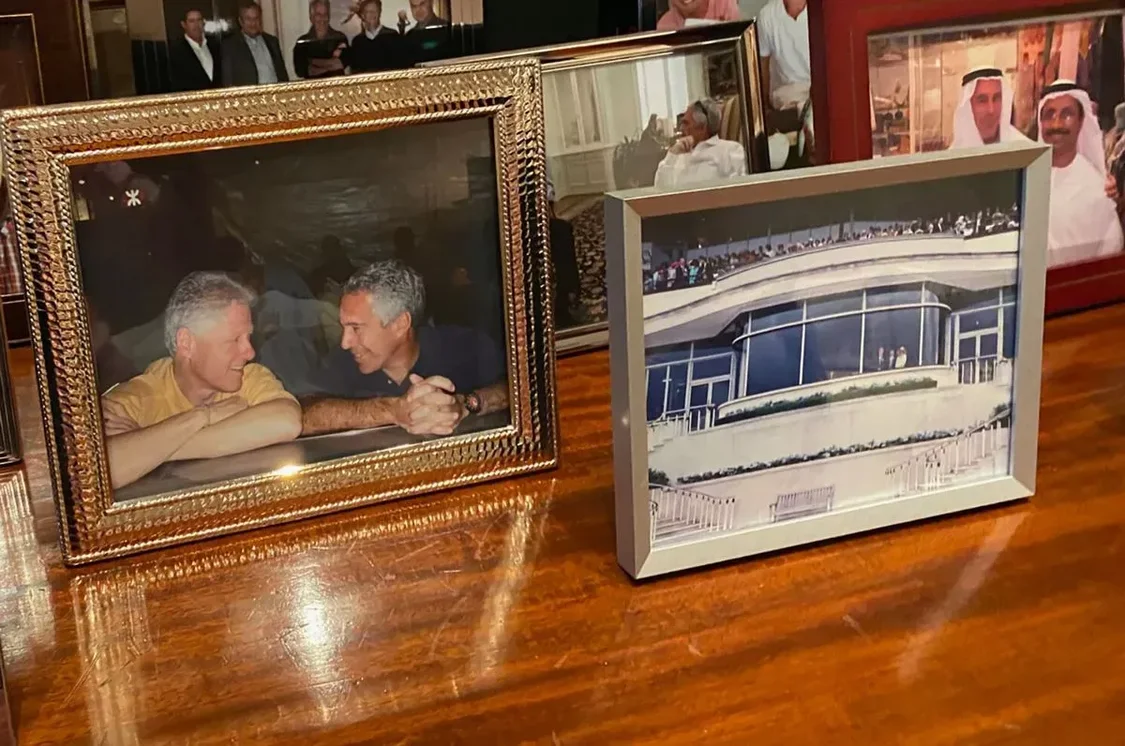 爱泼斯坦进入王室包厢与女王合照曝光，英媒：王室再度蒙羞