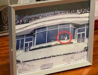 爱泼斯坦进入王室包厢与女王合照曝光，英媒：王室再度蒙羞