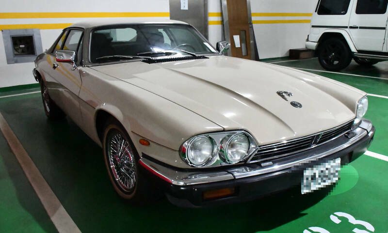 萧靖以公益款项购入的古董级JAGUAR XJS 3.6棕色跑车，去年已被士林分署法拍。（资料照）