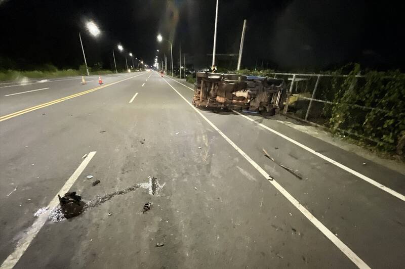 46岁赵姓男子驾驶的货车翻覆在台南台江大道路旁。（民众提供）