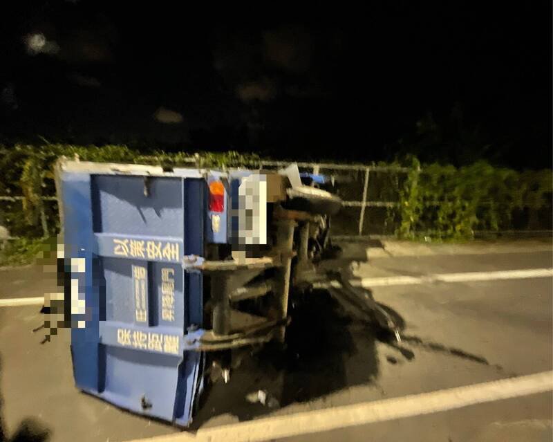 46岁赵姓男子驾驶的货车翻覆在台南台江大道路旁。（民众提供）