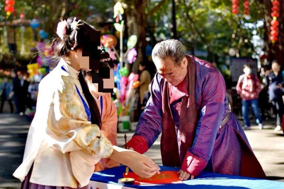 “假国务院参事”余鹏翔：其“墨宝”在二手平台售价4千