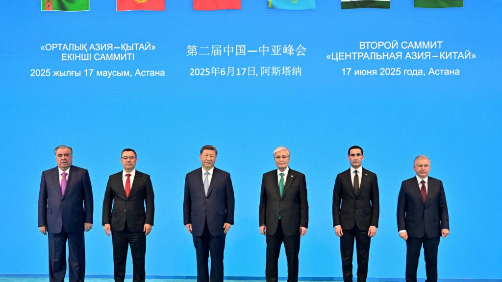 中国国家主席习近平出席2025年6月17日在哈萨克斯坦阿斯塔纳举行的中国-中亚峰会。 中国国家主席习近平出席2025年6月17日在哈萨克斯坦阿斯塔纳举行的中国-中亚峰会。