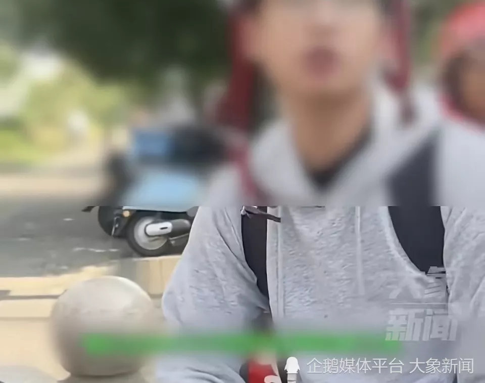 女子逆行与骑车小伙剐蹭 小伙只回答：我听交警的！