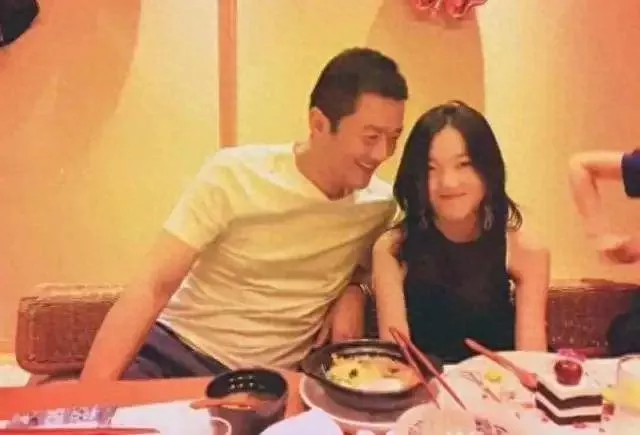 李亚鹏父女罕见同框!李嫣回国近照大变样