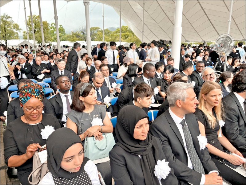 駐日代表李逸洋昨天代表台灣首度出席長崎和平紀念典禮,座位在使節團後方,他表示主辦單位長崎市的不妥安排有其原因,中國的打壓才是幕後黑手。(駐日代表處提供) 驻日代表李逸洋昨天代表台湾首度出席长崎和平纪念典礼,座位在使节团后方,他表示主办单位长崎市的不妥安排有其原因,中国的打压才是幕后黑手。 (驻日代表处提供)