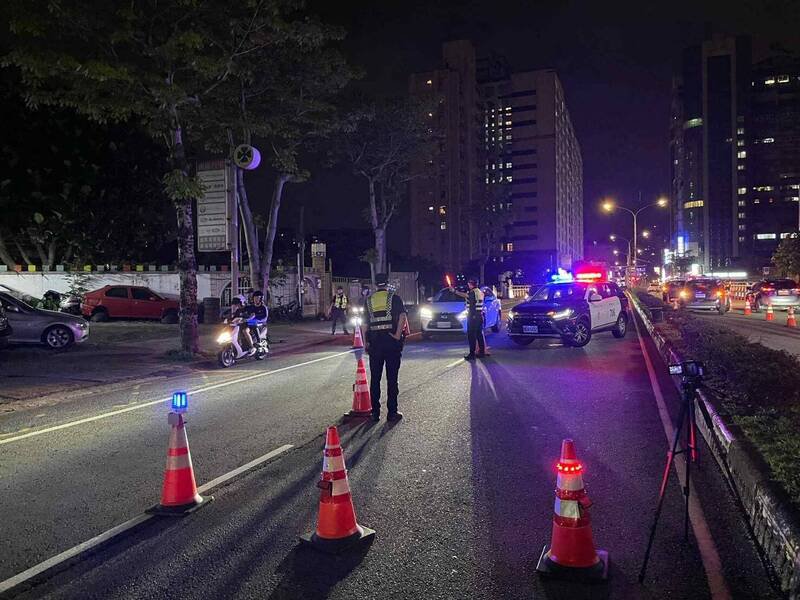 桃园市警局今年6月15日起执行交通大执法，对酒后驾车等6大违规精准执法。（记者余瑞仁翻摄）