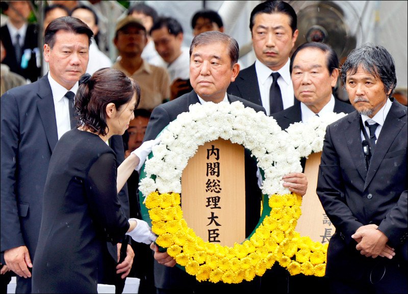 日本首相石破茂九日出席長崎原爆八十週年和平祈念儀式,向原爆罹難者獻花致意,表達哀悼。(歐新社) 日本首相石破茂九日出席長崎原爆八十週年和平祈念儀式,向原爆罹難者獻花致意,表達哀悼。(歐新社)