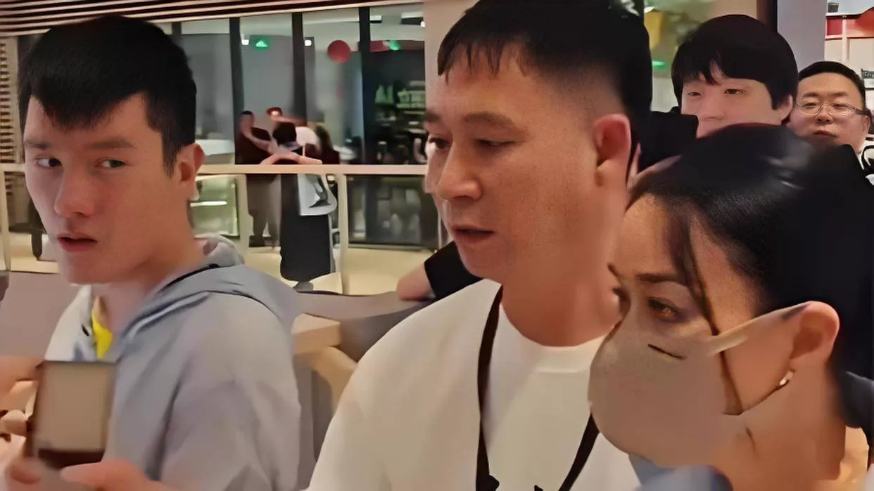 那英被粉丝挤到角落,怒喊:别碰我