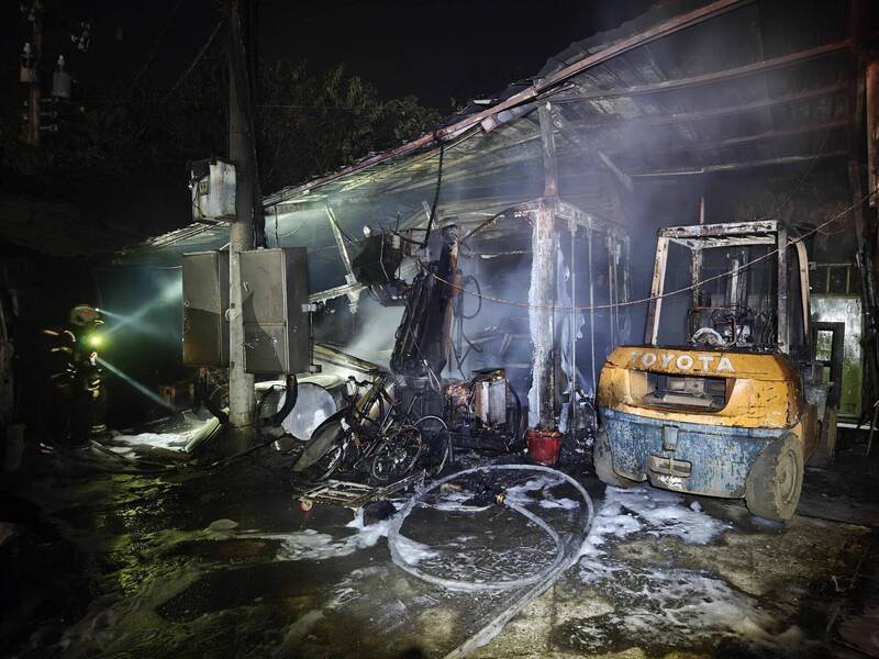 消防队员迅速将火势扑灭，将由火调人员厘清起火原因。（记者吴升儒翻摄）