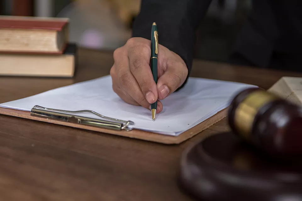 丈夫给“失足女”转138万!前妻起诉讨钱