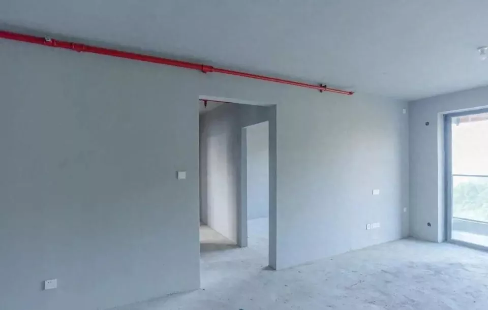 带4岁女儿去工地干活女儿从13楼坠亡,夫妻俩索赔89万