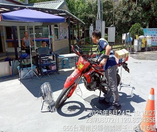 南投县环保局检测机车排气噪音，超过标准将处1800元以上、3600元以下罚锾。（南投县环保局提供）