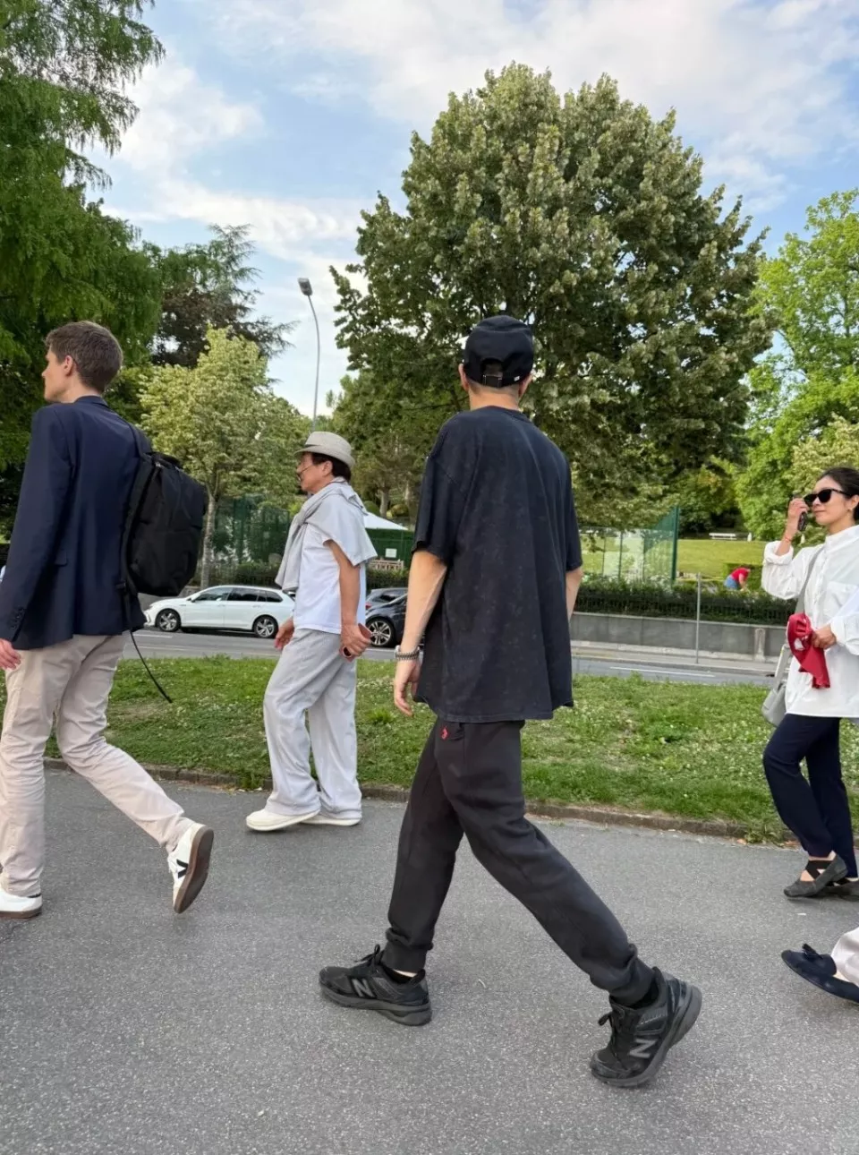 71岁成龙瑞士被偶遇！和房祖名同框引热议