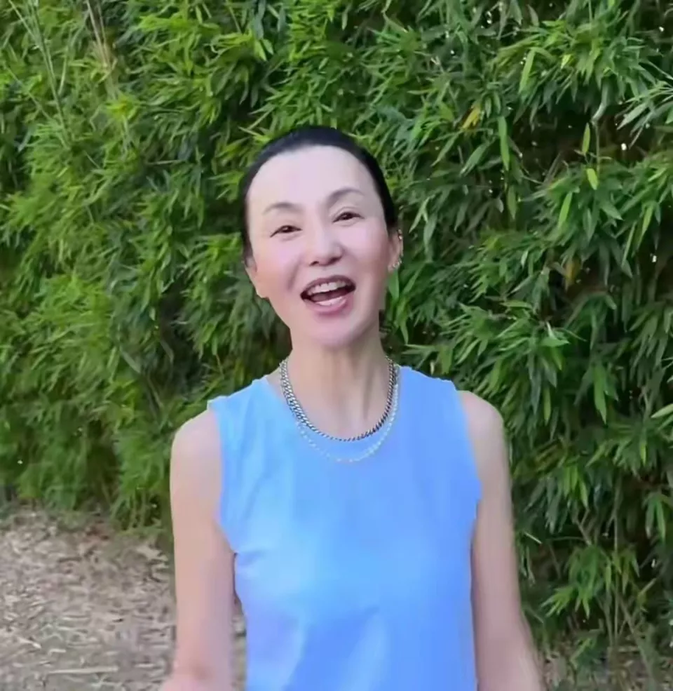 60岁张曼玉晒近照,穿小背心很清爽、素颜像30岁