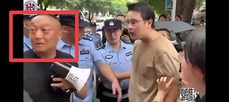 四川省江油市爆發的校園霸凌案正持續延燒，隨著民眾抗議遭到警方暴力鎮壓，地方公安高層成為輿論焦點。其中，江油市公安局副局長陳震被點名為全案關鍵人物，遭控親自指揮鎮壓導致至少 11 人死亡，甚至被懷疑動用權力為高官女兒開脫，引發全國網友憤怒。   圖:翻攝自X帳號@jielijian