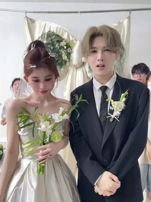 鹿哈订婚!相恋八年修成正果!