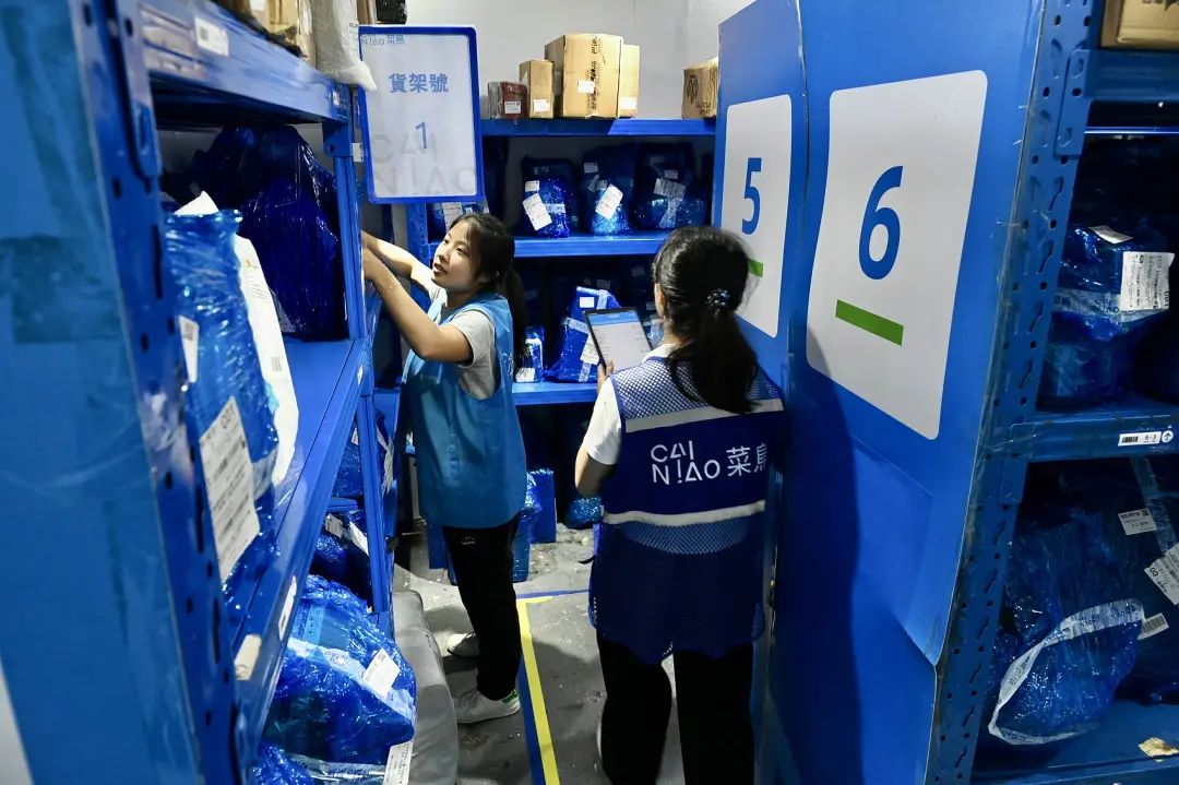 ● 2024年10月30日，菜鸟于香港一社区内的自提点内，店员正在寻找货物。图源：视觉中国
