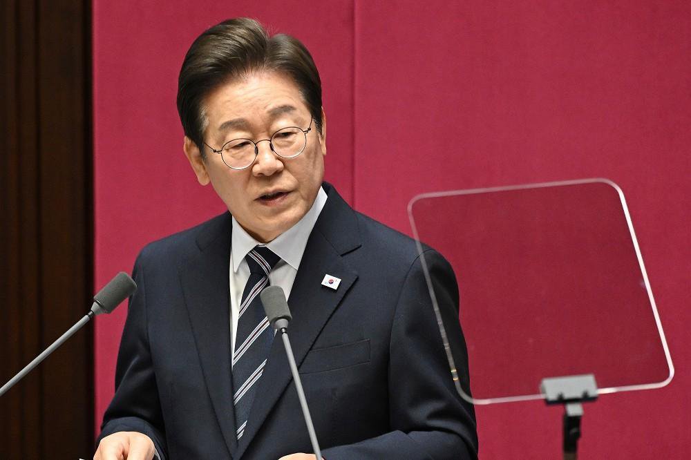 李在明的这场内斗式民主、外斗式稳定，看似张弛有度，实则步步惊险。 （资料照片/美联社）