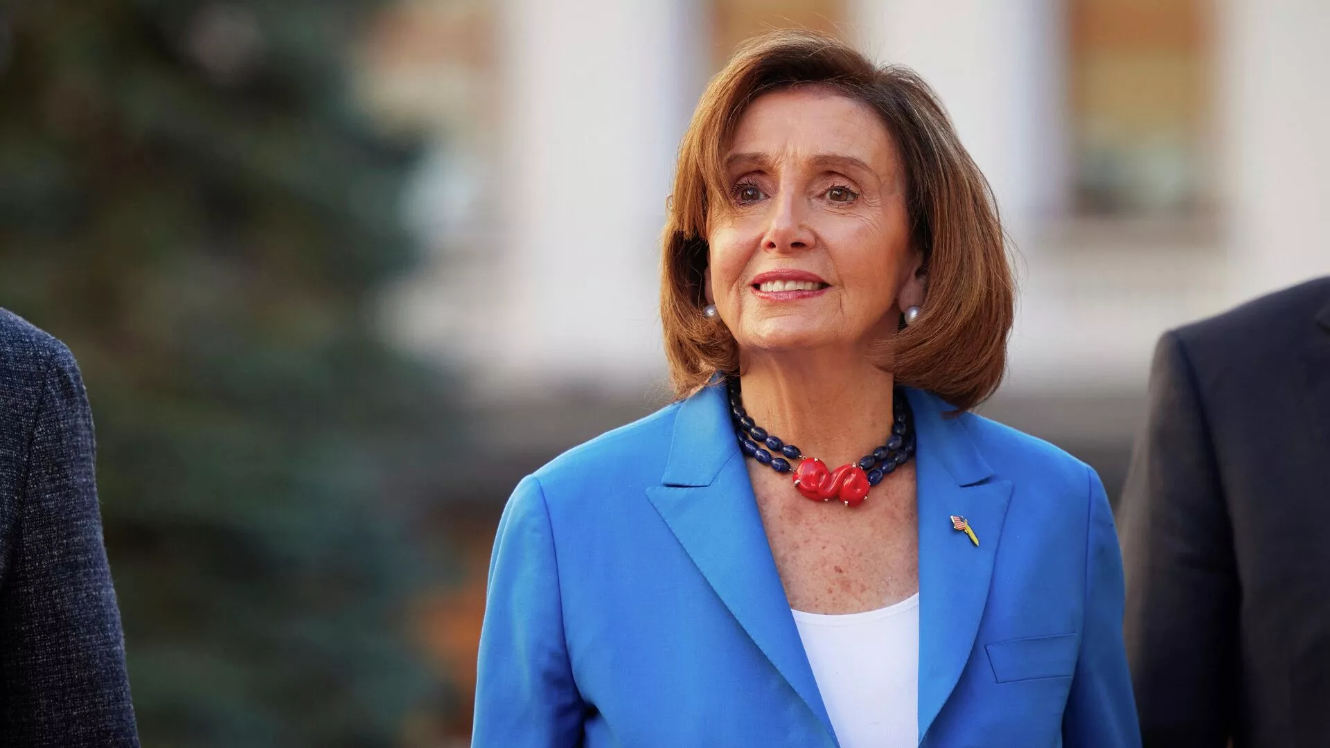 川普：她打败华尔街超级天才！“没人查一查吗”