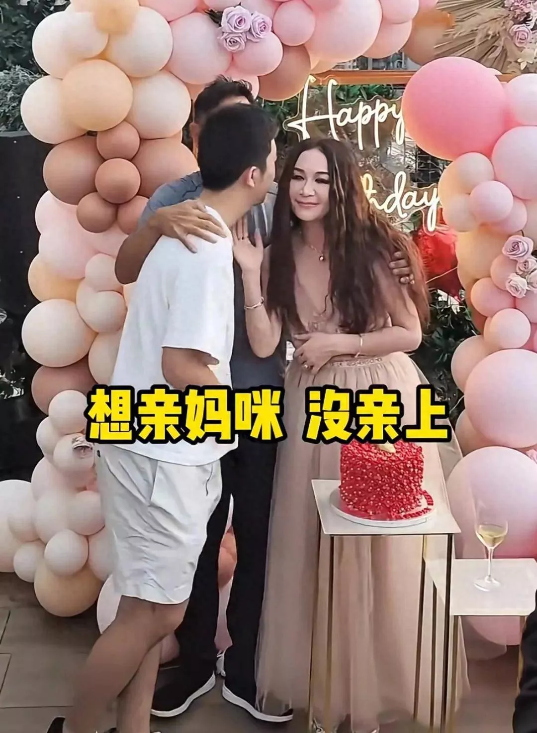 温碧霞现身日本东京街头,和16岁养子亲密拍照