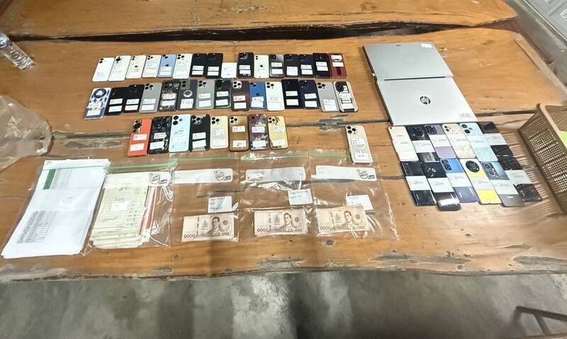 泰国警方查获2台笔电、52支手机、77份中文会计文件及8万多元泰铢现金。 （撷取自泰国第2警区/FB）