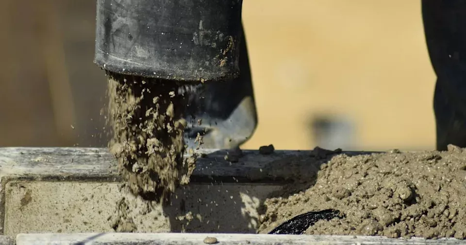 震惊水泥封尸案 美26岁男勒毙73岁男友 还住豪宅挥霍