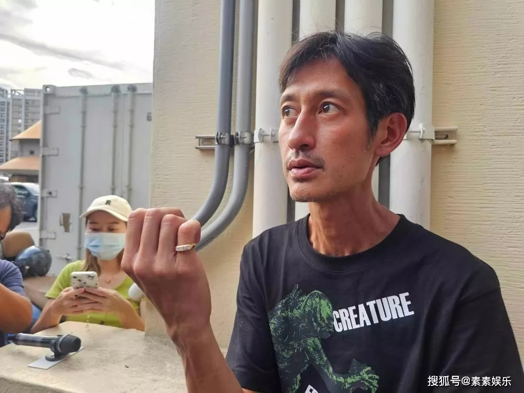 艺人唐治平精神病复发，街上疯狂甩头无人管