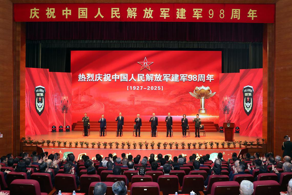 中国解放军驻澳门部队8月1日上午在氹仔军营举行招待会，庆祝解放军建军98周年。 （中新社）