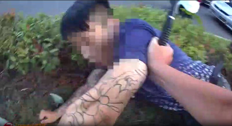 警方将杨男制伏。（记者徐圣伦翻摄）