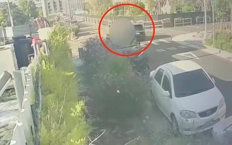 黄姓移工开车撞死骑士后弃车逃逸，稍早已到案。（民众提供）