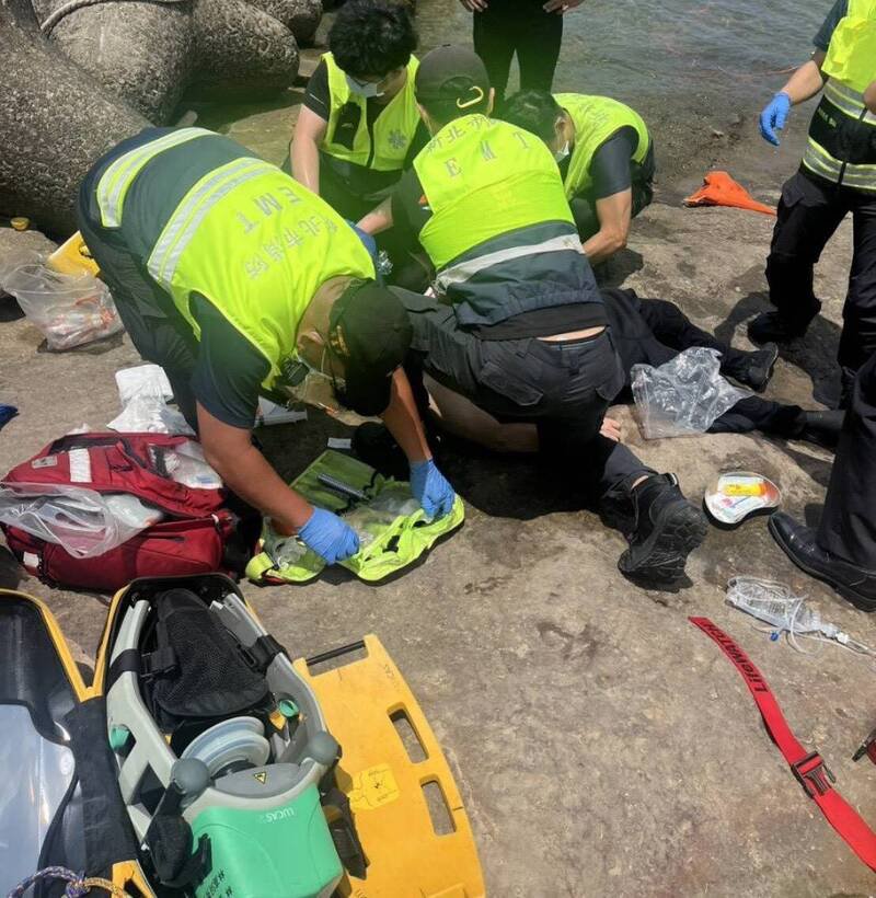 救护人员到场后，接手进行抢救。（记者吴升儒翻摄）