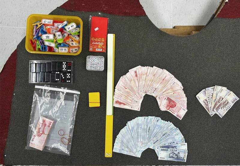 警方扣回赌具天九牌、赌资、抽头金等证物。（记者徐圣伦翻摄）