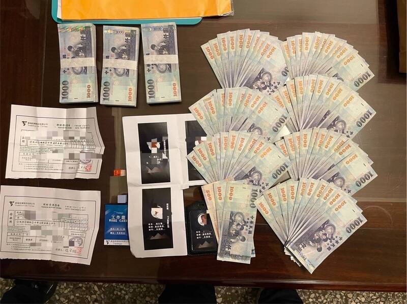 警方查扣赃款、存款凭据及工作证等证物。（警方提供）