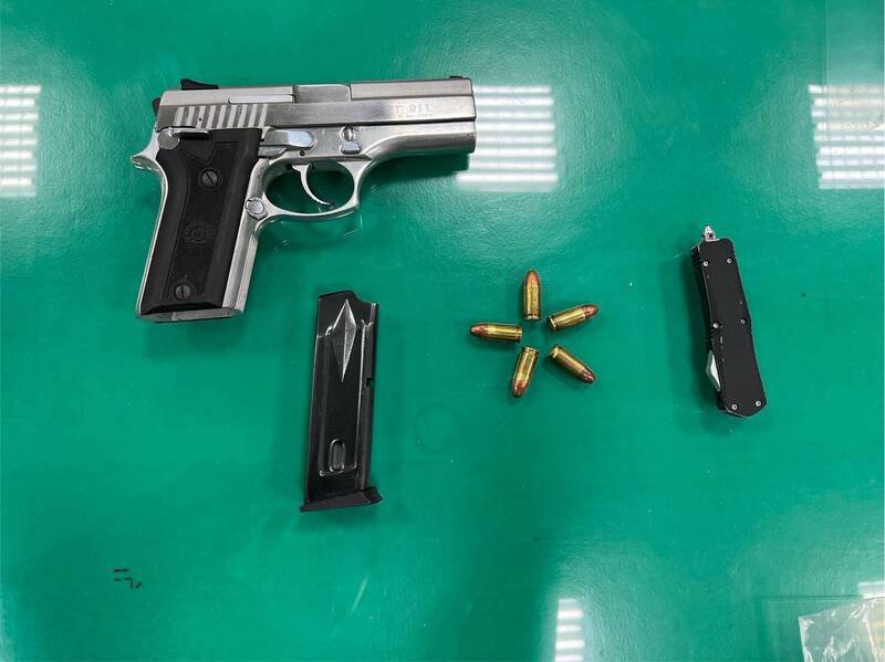 警方查扣的制式手枪及子弹。（警方提供）