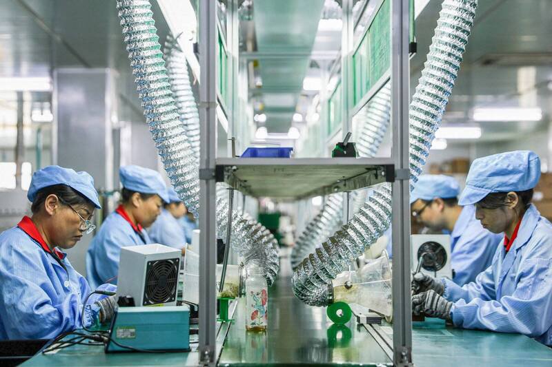 中国出口正在放缓,国内需求持续疲弱,制造业首当其冲。 示意图。 (法新社数据照)