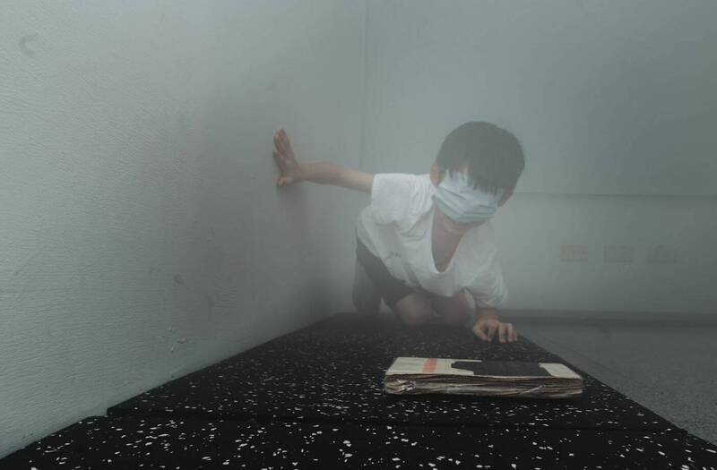 台中市消防局溪湳分队举办暑期消防营，活动中安排小朋友体验浓烟逃生。（图由溪湳分队提供）