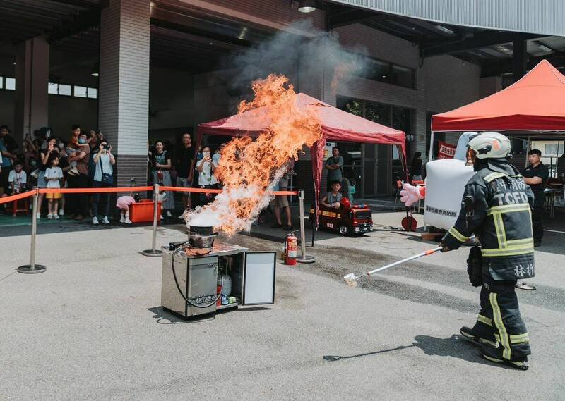台中市消防局溪湳分队举办暑期消防营，营队中宣导日常生活中火灾预防观念。（图由溪湳分队提供）