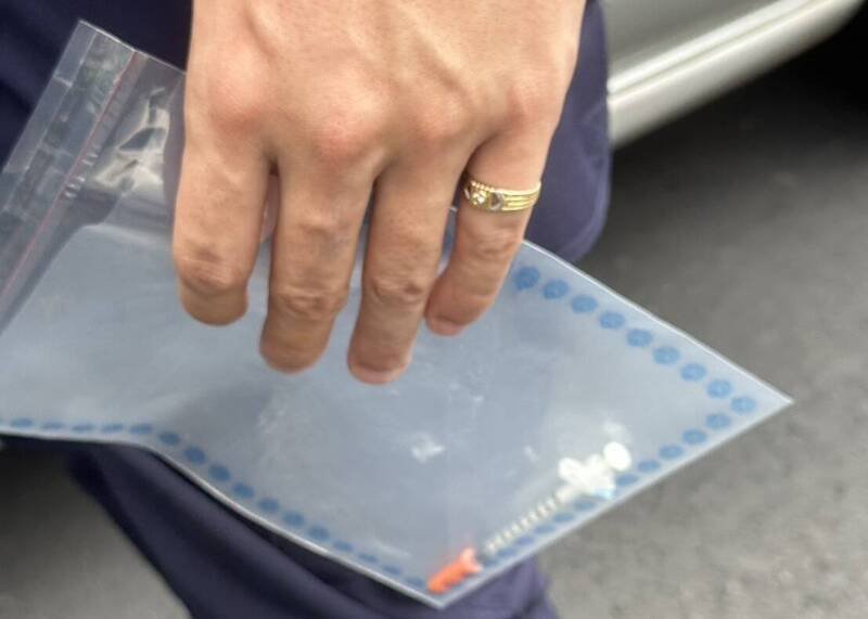 警方扣回针筒、海洛因残渣袋等证物。（记者徐圣伦翻摄）