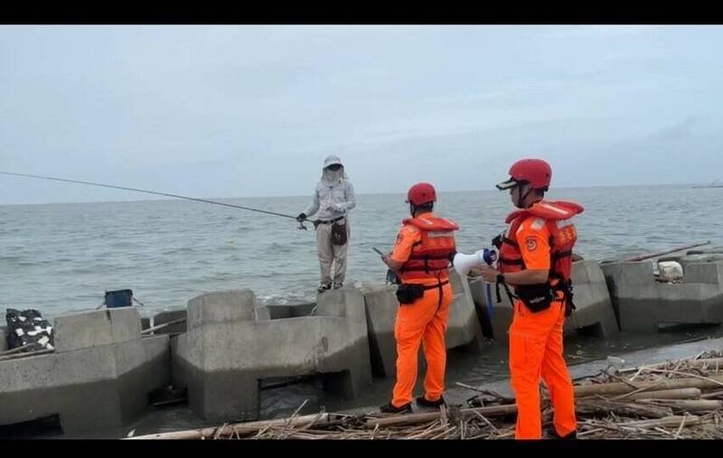 海巡署呼吁台风期间避免观浪及从事水域活动，违法进入台风警戒区者将迳行开立举发单。（记者姚岳宏翻摄）