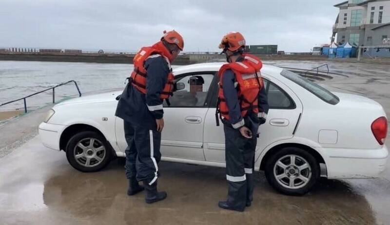 海巡署呼吁台风期间避免观浪及从事水域活动，违法进入台风警戒区者将迳行开立举发单。（记者姚岳宏翻摄）