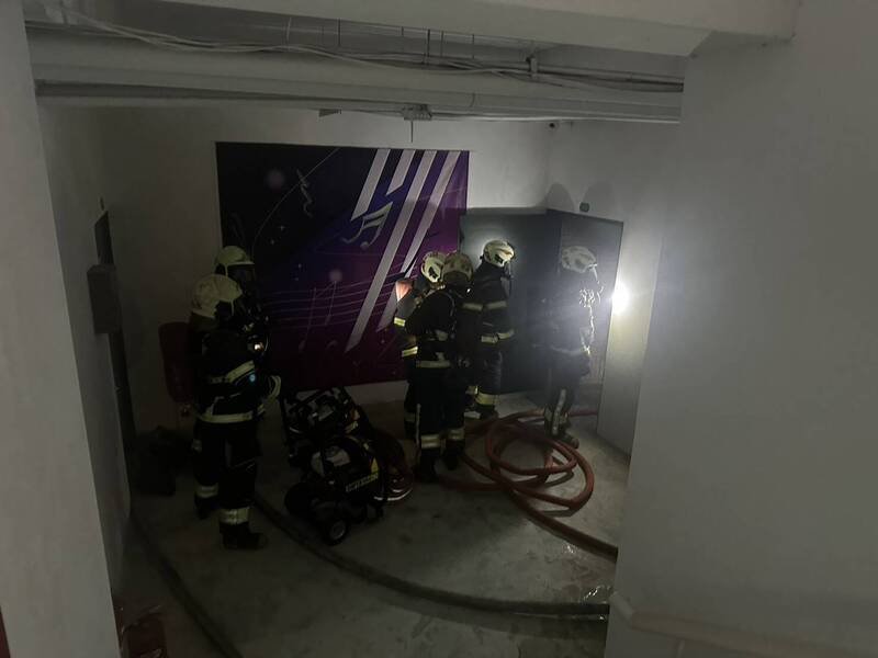 新店高中地下室机房起火，消防人员进入射水灌救。（记者陆运锋翻摄）